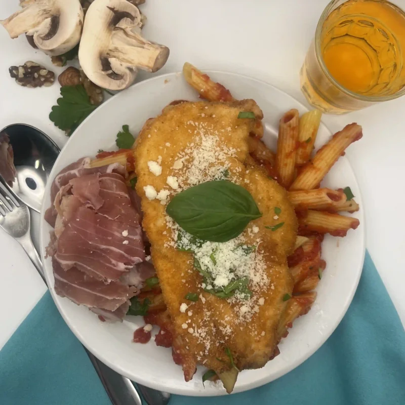 Poulet pané, jambon italien et penne sauce tomate