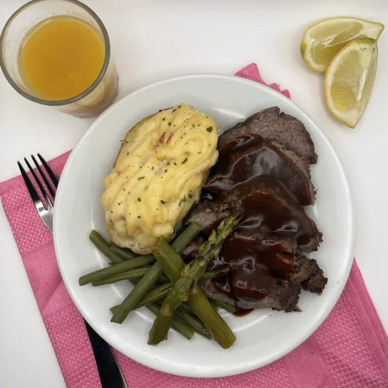 Rôti Sauce Demi-Glace, Pommes Macaire & Fraîcheur Verte