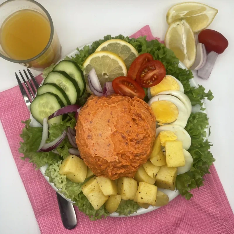 Délice Complet : Filet Américain, Œuf Dur & Pommes de Terre Fondantes