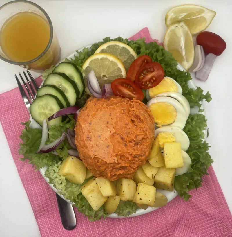 Délice Complet : Filet Américain, Œuf Dur & Pommes de Terre Fondantes